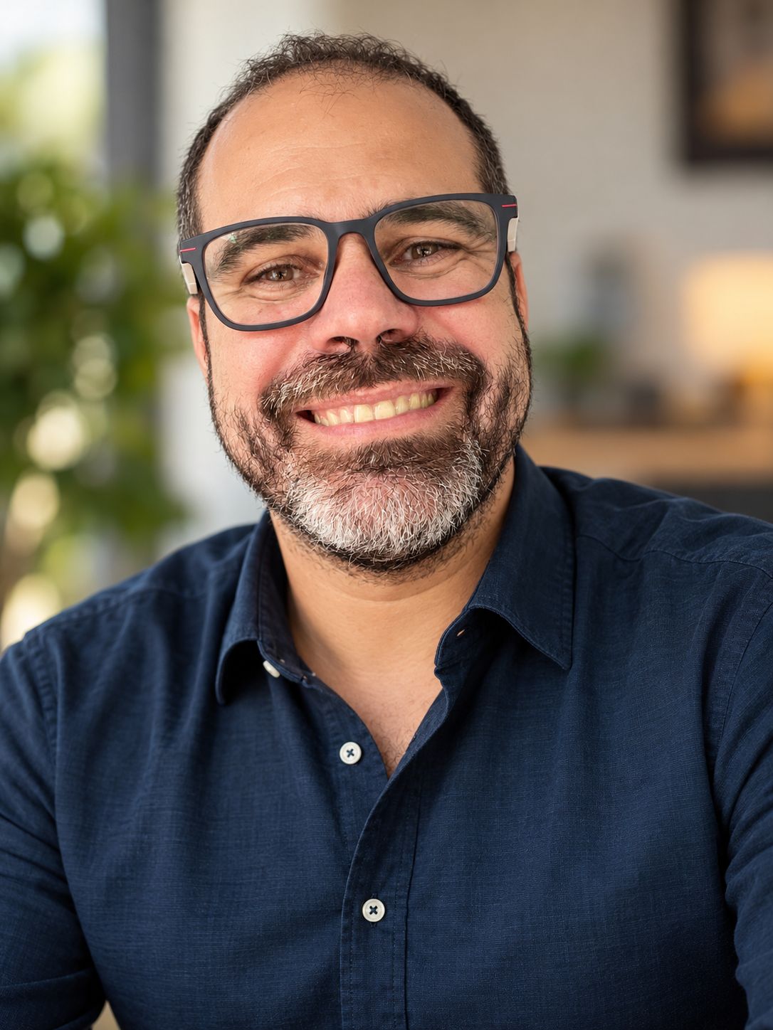 Thiago Moraes, founder of Stunning Digital Solutions, smiling in a bright office